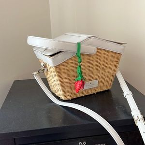 Kate spade picnic basket, in mint condition